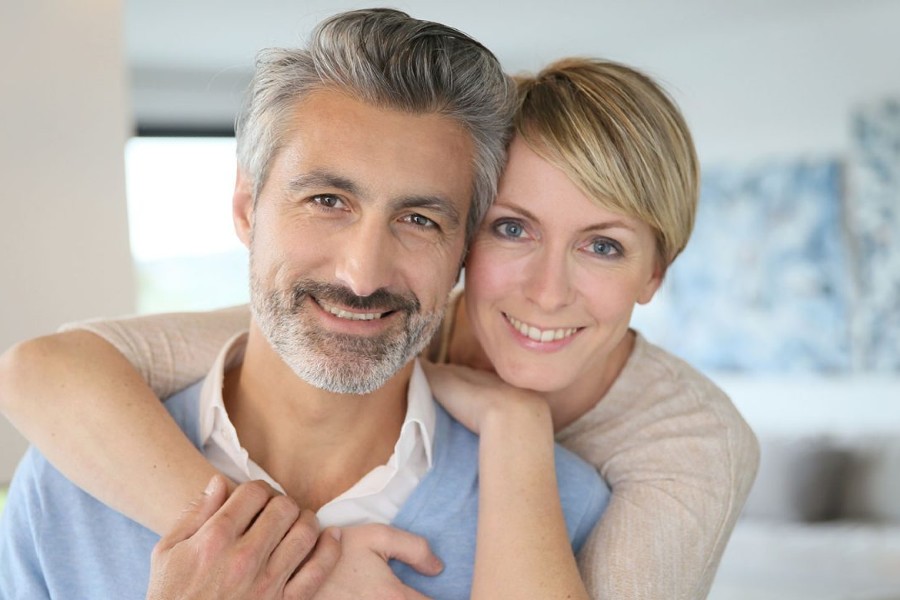 201013141610_Couple_Man_Woman_Smiling-1280x720-2