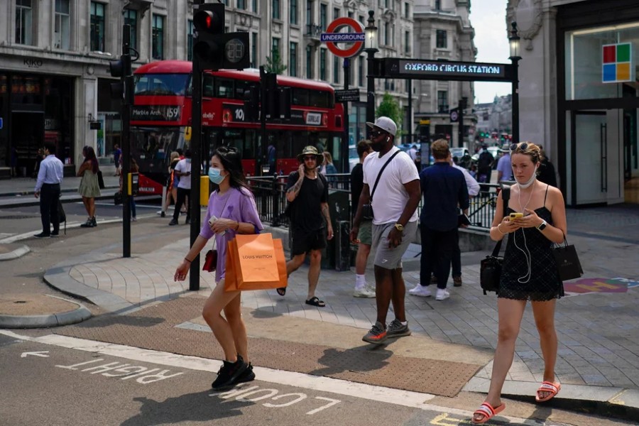 Britain-outbreak-street-people.jpg-1