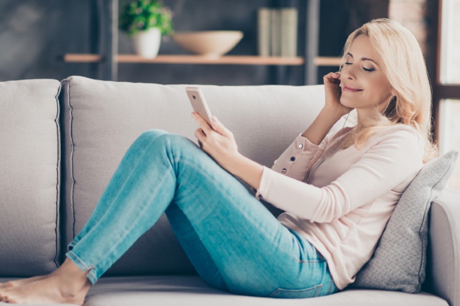 220128180927_woman_music-1