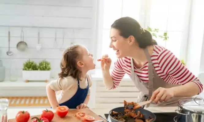 happy-family-in-the-kitchen.jpg_s1024x1024wisk20cOJgci8SbSDHbG9ihk8REpJqpz1EJ-Dj-VcFJso-cmNE-666x399-1