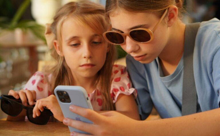 social-media-childern-scaled-e1747719213849-768x476-1