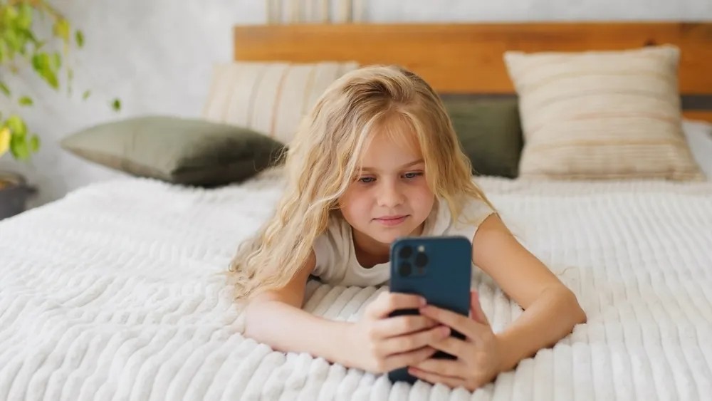 smartphone_kinito_kid_shutterstock_2348488689